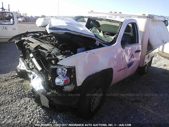 1GBHC24698E215769 - 2008 CHEVROLET SILVERADO C2500 HEAVY DUTY WHITE photo 2