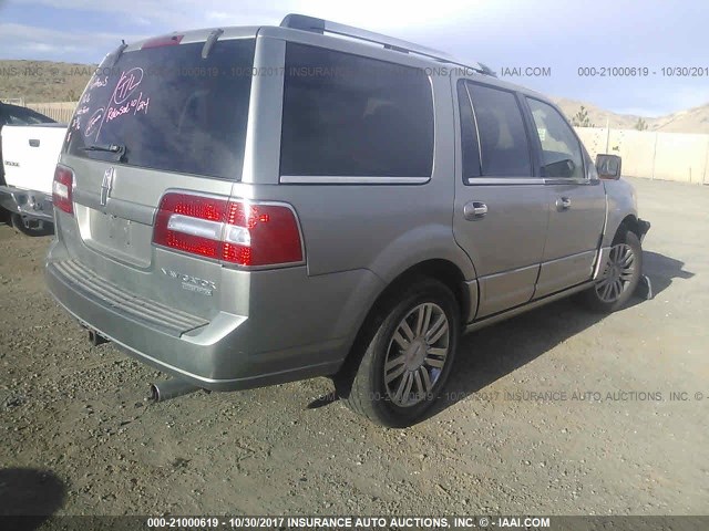 5LMFU28558LJ18199 - 2008 LINCOLN NAVIGATOR SILVER photo 4
