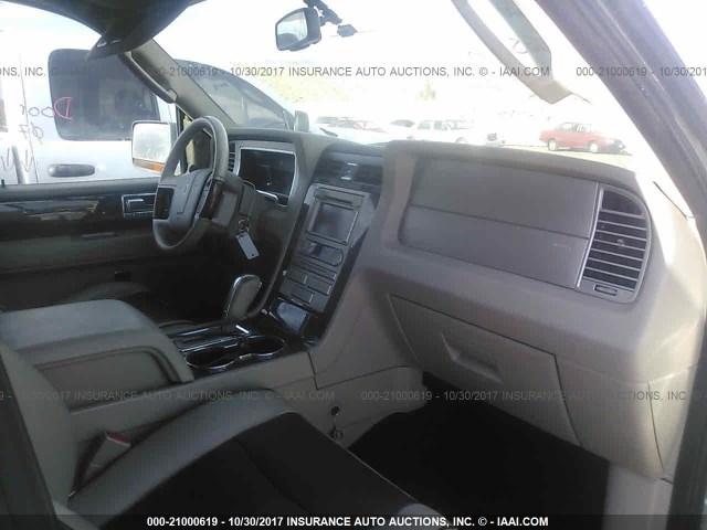 5LMFU28558LJ18199 - 2008 LINCOLN NAVIGATOR SILVER photo 5