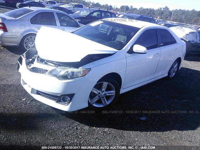 4T1BF1FK3CU517811 - 2012 TOYOTA CAMRY SE/LE/XLE WHITE photo 2