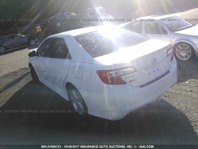 4T1BF1FK3CU517811 - 2012 TOYOTA CAMRY SE/LE/XLE WHITE photo 3