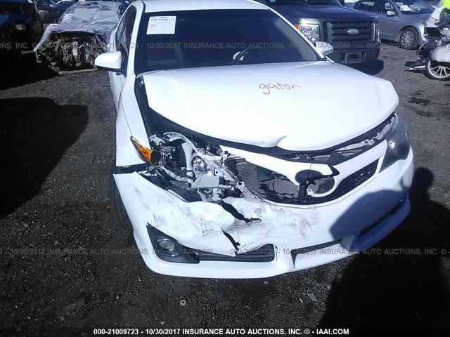 4T1BF1FK3CU517811 - 2012 TOYOTA CAMRY SE/LE/XLE WHITE photo 6