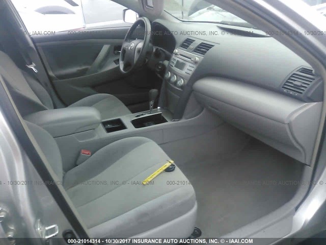 4T4BE46KX8R035113 - 2008 TOYOTA CAMRY CE/LE/XLE/SE SILVER photo 5