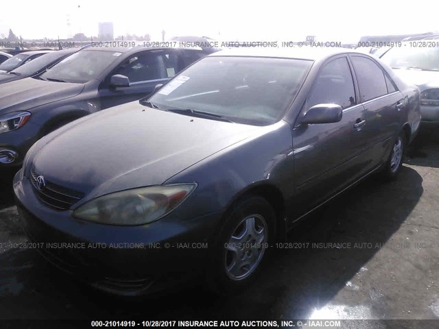 4T1BF32KX2U532533 - 2002 TOYOTA CAMRY LE/XLE/SE GRAY photo 2