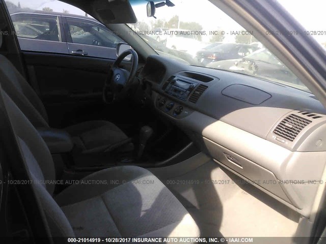 4T1BF32KX2U532533 - 2002 TOYOTA CAMRY LE/XLE/SE GRAY photo 5