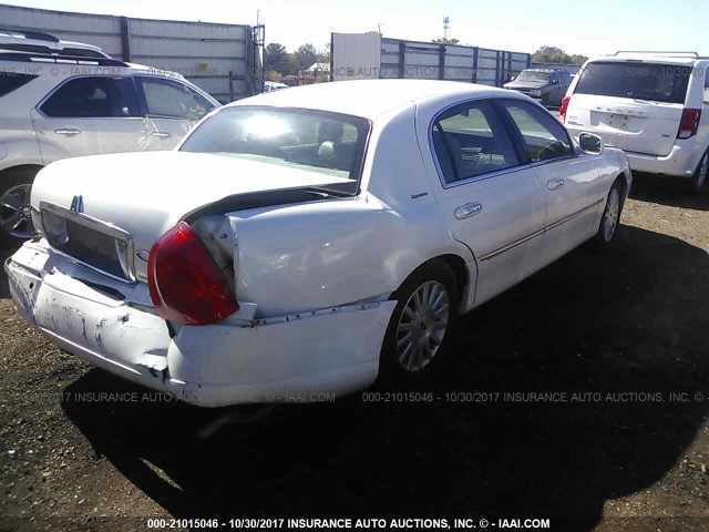 1LNHM82W03Y606360 - 2003 LINCOLN TOWN CAR SIGNATURE WHITE photo 4