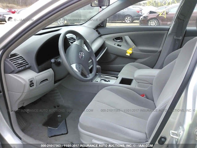 4T4BE46K59R060289 - 2009 TOYOTA CAMRY SE/LE/XLE SILVER photo 5