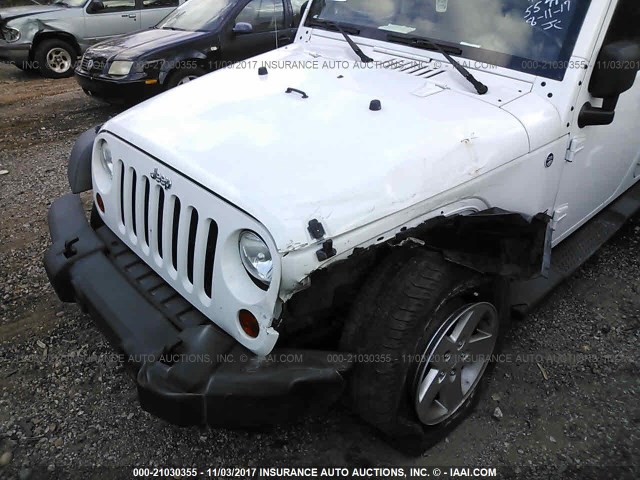 1C4HJWDG3CL109081 - 2012 JEEP WRANGLER UNLIMITE SPORT WHITE photo 6