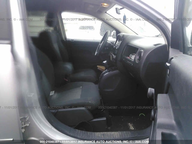 1J4NF1FB6AD653973 - 2010 JEEP COMPASS SPORT SILVER photo 5