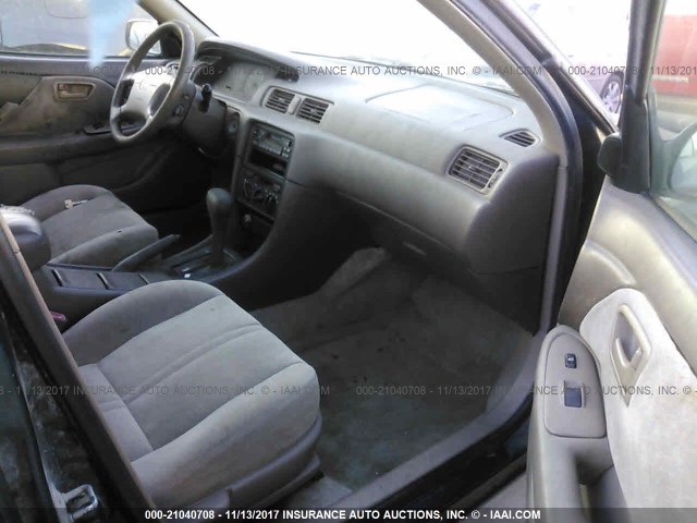 JT2BG22K3W0107611 - 1998 TOYOTA CAMRY CE/LE/XLE მწვანე ფოტო 5