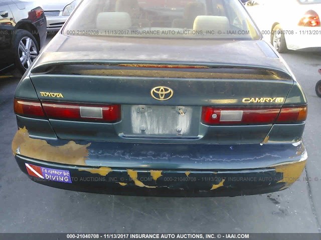 JT2BG22K3W0107611 - 1998 TOYOTA CAMRY CE/LE/XLE მწვანე ფოტო 6
