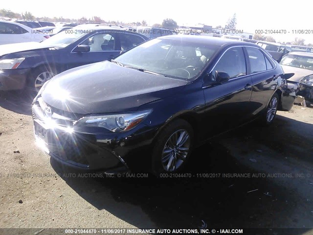 4T1BF1FK6GU178998 - 2016 TOYOTA CAMRY LE/XLE/SE/XSE BLACK photo 2