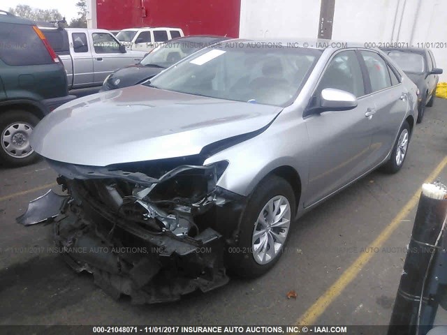 4T4BF1FK8FR484122 - 2015 TOYOTA CAMRY LE/XLE/SE/XSE SILVER photo 2