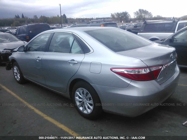 4T4BF1FK8FR484122 - 2015 TOYOTA CAMRY LE/XLE/SE/XSE SILVER photo 3