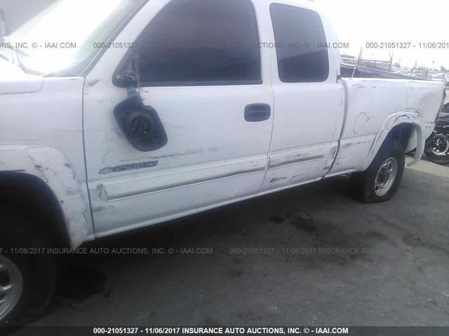 1GCHC29UX3E171177 - 2003 CHEVROLET SILVERADO C2500 HEAVY DUTY WHITE photo 6