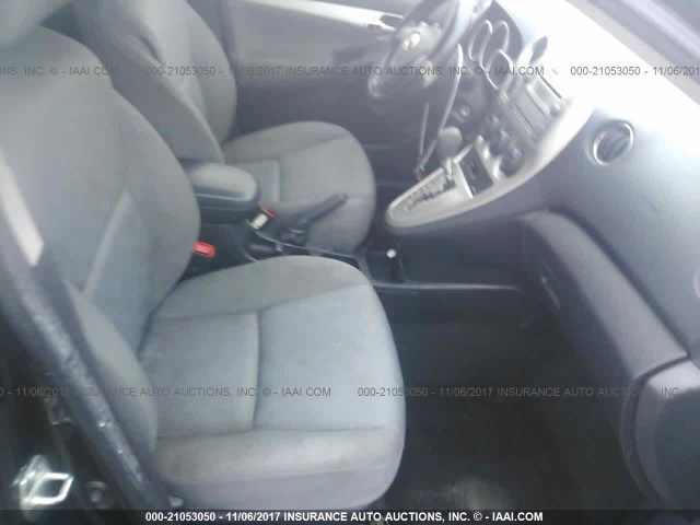 2T1KU4EE3AC280349 - 2010 TOYOTA COROLLA MATRIX  BLACK photo 5