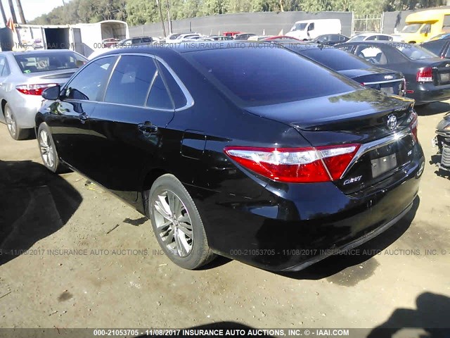 4T1BF1FK3FU900684 - 2015 TOYOTA CAMRY LE/XLE/SE/XSE შავი ფოტო 3