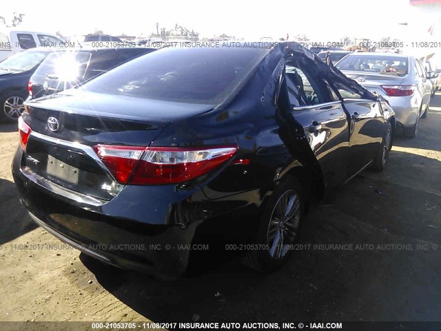 4T1BF1FK3FU900684 - 2015 TOYOTA CAMRY LE/XLE/SE/XSE შავი ფოტო 4