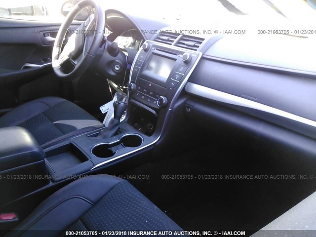 4T1BF1FK3FU900684 - 2015 TOYOTA CAMRY LE/XLE/SE/XSE შავი ფოტო 5
