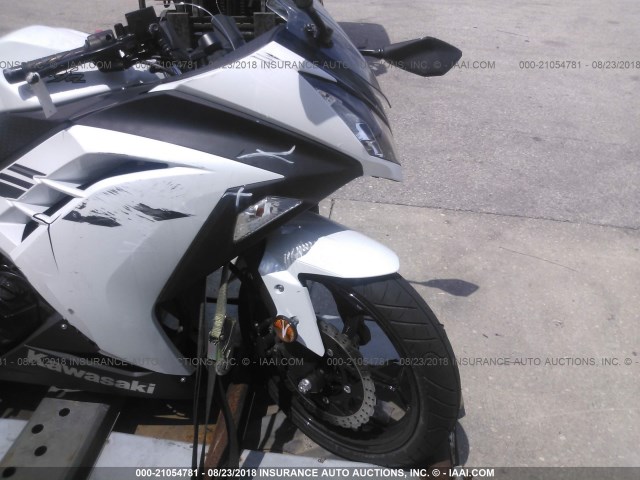 JKAEX8A11HDA31816 - 2017 KAWASAKI EX300 A WHITE photo 5