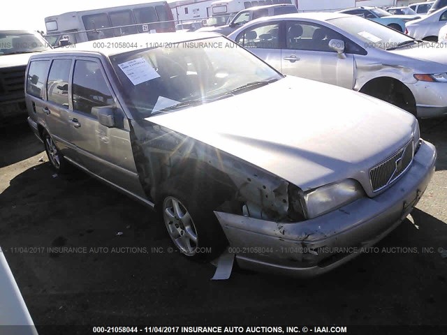 YV1LW5570W2500911 - 1998 VOLVO V70 SILVER photo 1