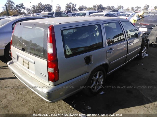 YV1LW5570W2500911 - 1998 VOLVO V70 SILVER photo 4