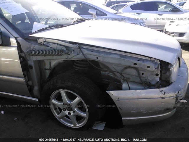 YV1LW5570W2500911 - 1998 VOLVO V70 SILVER photo 6