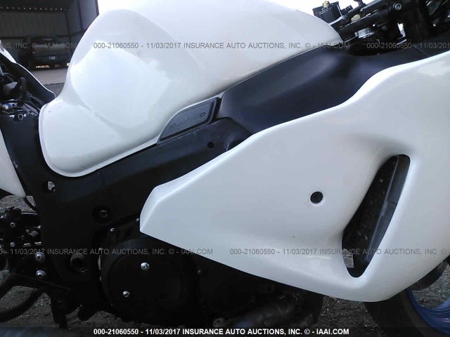 JS1GW71A732104503 - 2003 SUZUKI GSX1300 R WHITE photo 8