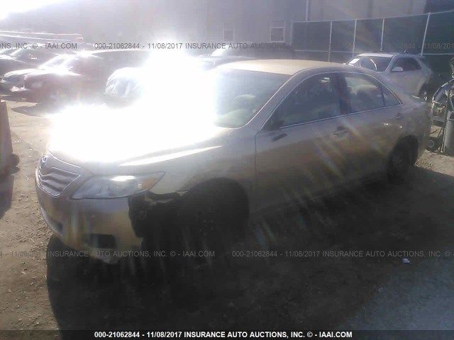 4T1BF3EK2BU183251 - 2011 TOYOTA CAMRY SE/LE/XLE GOLD photo 2