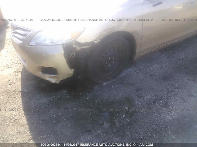 4T1BF3EK2BU183251 - 2011 TOYOTA CAMRY SE/LE/XLE GOLD photo 6