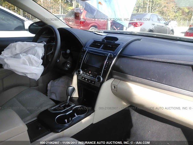 4T4BF1FK9ER359323 - 2014 TOYOTA CAMRY L/SE/LE/XLE 银色 照片 5