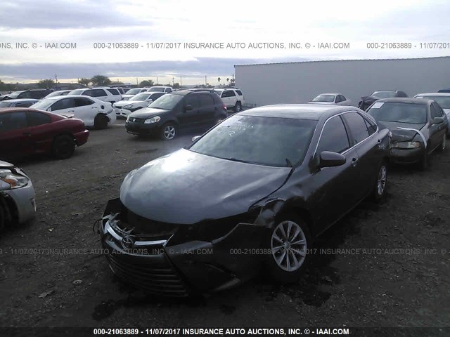 4T1BF1FK1FU038954 - 2015 TOYOTA CAMRY LE/XLE/SE/XSE GRAY photo 2