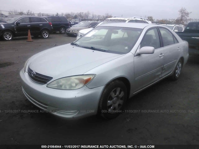 4T1BE30K94U871440 - 2004 TOYOTA CAMRY LE/XLE/SE ვერცხლისფერი ფოტო 2