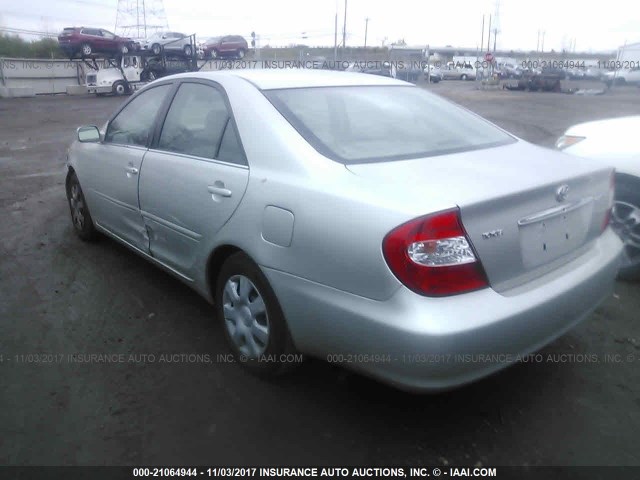 4T1BE30K94U871440 - 2004 TOYOTA CAMRY LE/XLE/SE ვერცხლისფერი ფოტო 3