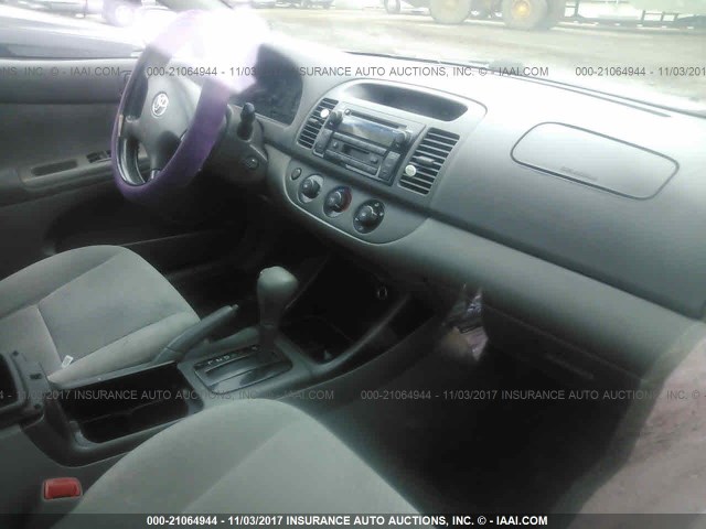 4T1BE30K94U871440 - 2004 TOYOTA CAMRY LE/XLE/SE ვერცხლისფერი ფოტო 5