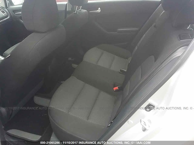 KNAFK5A87H5672431 - 2017 KIA FORTE LX SILVER photo 8