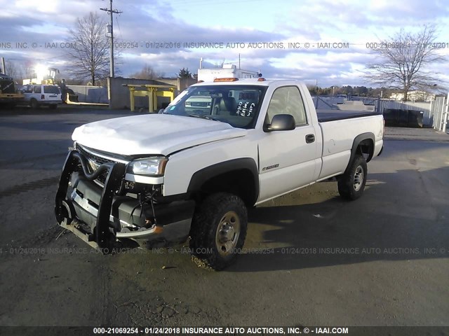 1GCHK24U57E143299 - 2007 CHEVROLET SILVERADO K2500 HEAVY DUTY WHITE photo 2