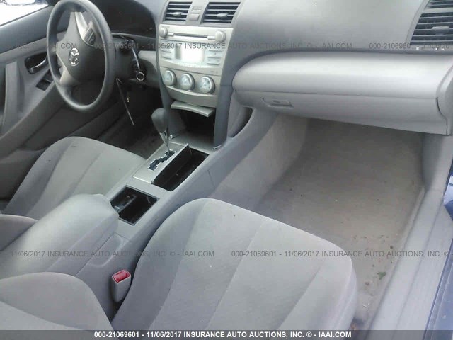 4T1BE46K29U388019 - 2009 TOYOTA CAMRY SE/LE/XLE BLUE photo 5