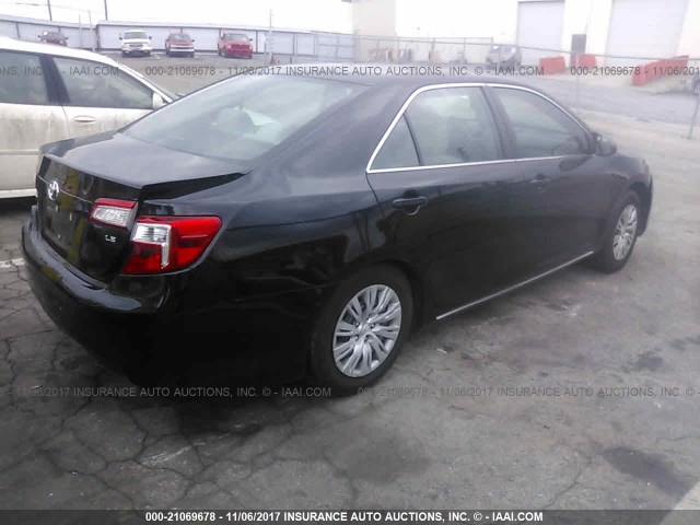 4T1BF1FK2DU298051 - 2013 TOYOTA CAMRY L/SE/LE/XLE BLACK photo 4