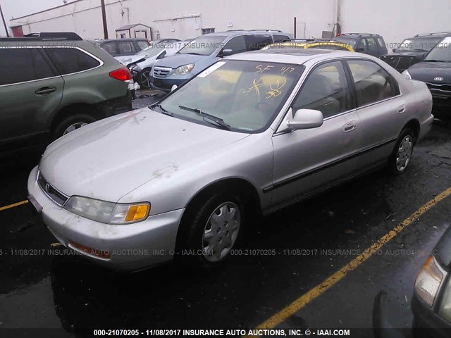 1HGCD5633TA202394 - 1996 HONDA ACCORD LX/EX SILVER photo 2