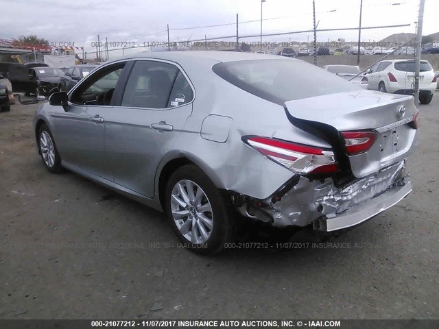 4T1B11HK4JU525571 - 2018 TOYOTA CAMRY L/LE/XLE/SE/XSE SILVER photo 3