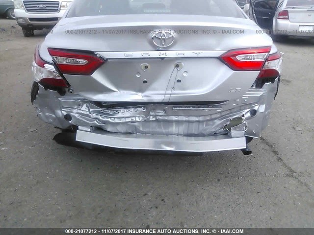 4T1B11HK4JU525571 - 2018 TOYOTA CAMRY L/LE/XLE/SE/XSE SILVER photo 6