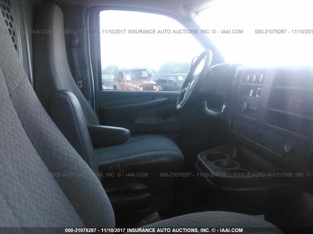 1GCSGAFX2B1105277 - 2011 CHEVROLET EXPRESS G1500  WHITE photo 5