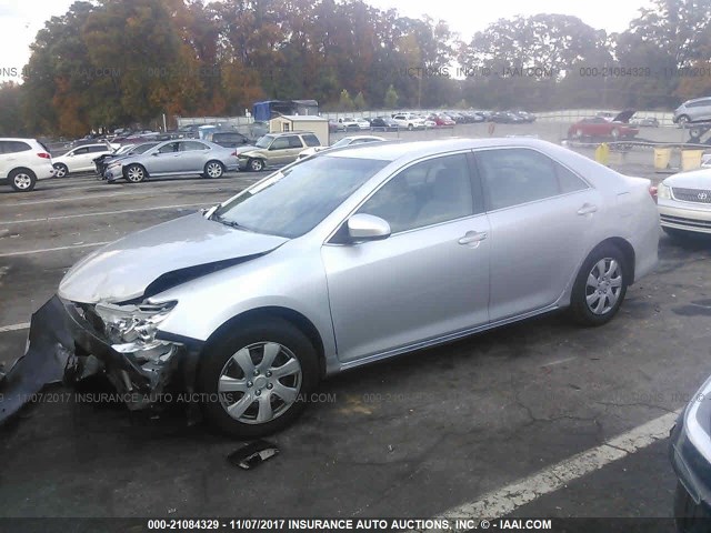 4T4BF1FK6CR180640 - 2012 TOYOTA CAMRY SE/LE/XLE SILVER photo 2