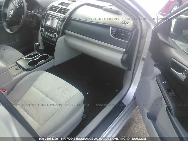 4T4BF1FK6CR180640 - 2012 TOYOTA CAMRY SE/LE/XLE SILVER photo 5