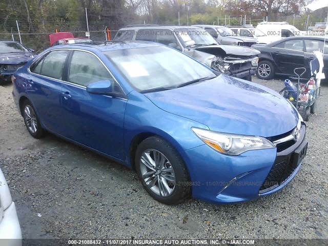 4T1BF1FK5HU667703 - 2017 TOYOTA CAMRY LE/XLE/SE/XSE BLUE photo 1