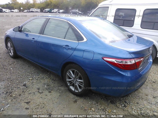 4T1BF1FK5HU667703 - 2017 TOYOTA CAMRY LE/XLE/SE/XSE BLUE photo 3