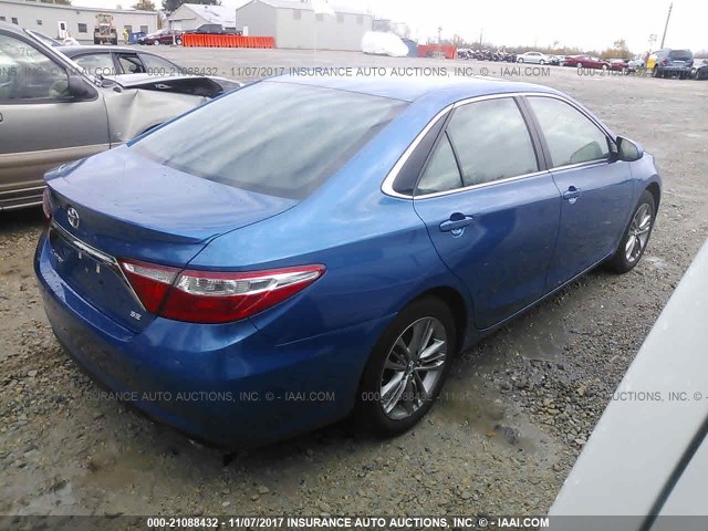 4T1BF1FK5HU667703 - 2017 TOYOTA CAMRY LE/XLE/SE/XSE BLUE photo 4