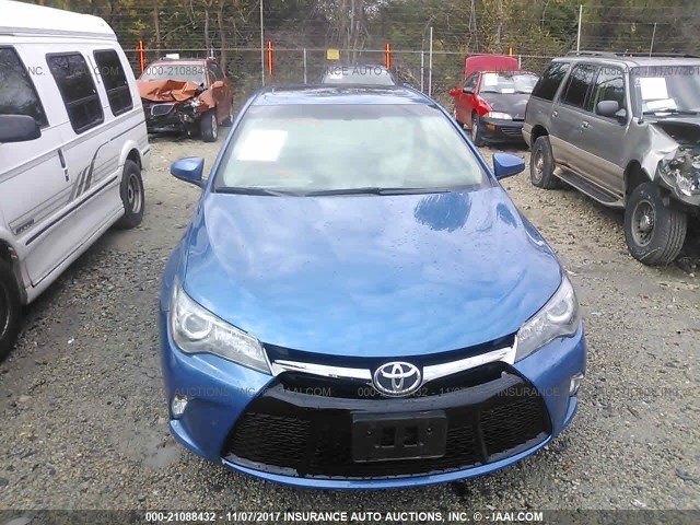 4T1BF1FK5HU667703 - 2017 TOYOTA CAMRY LE/XLE/SE/XSE BLUE photo 6