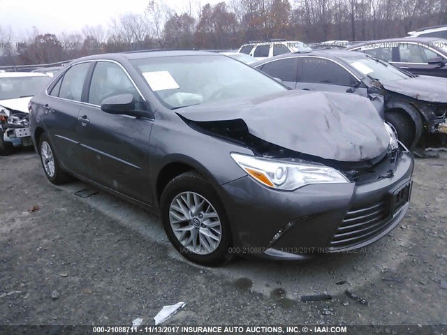 4T1BF1FK7HU635383 - 2017 TOYOTA CAMRY LE/XLE/SE/XSE GRAY photo 1